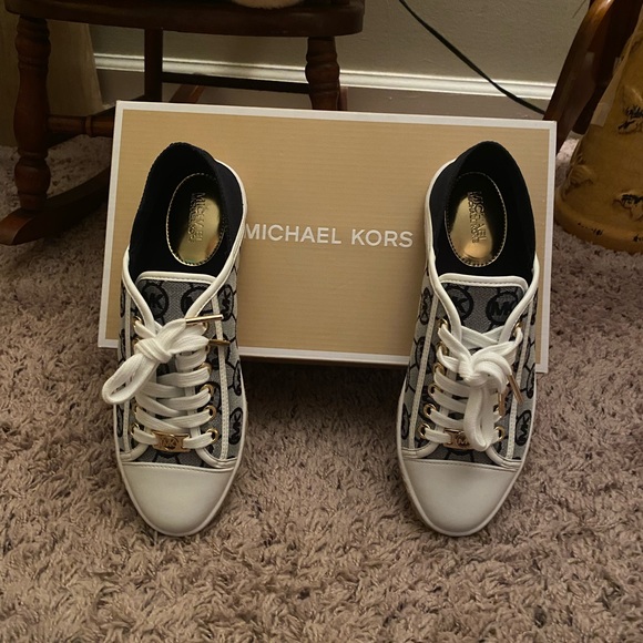 BRAND NEW with Box- MICHAEL KORS SHOES - Picture 4 of 7
